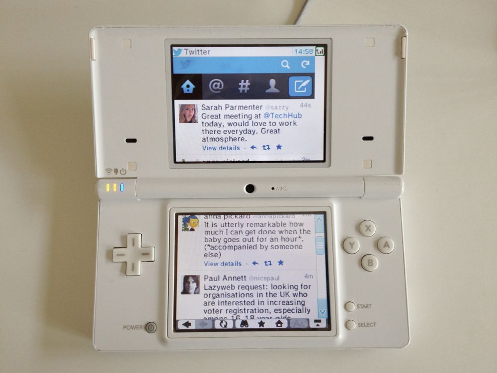Photo of the Twitter website on the DSi